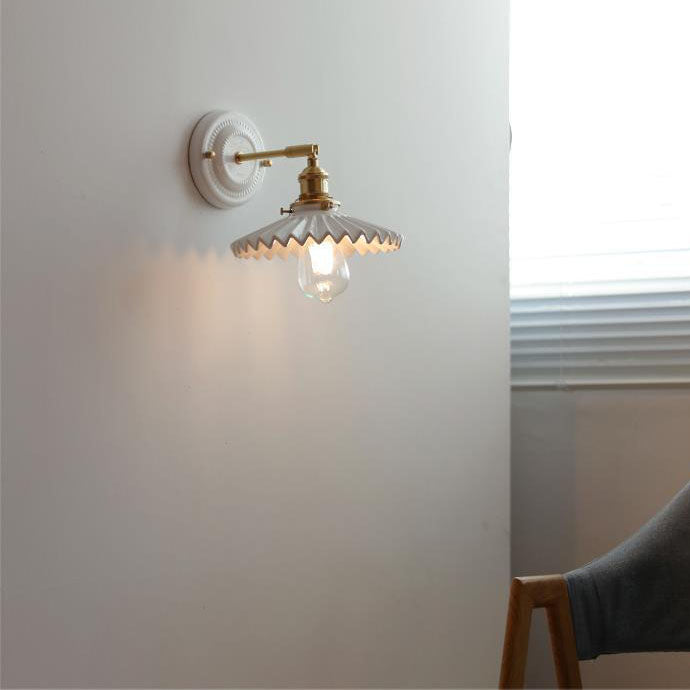 Lámpara de pared vintage de cerámica japonesa de latón con una luz