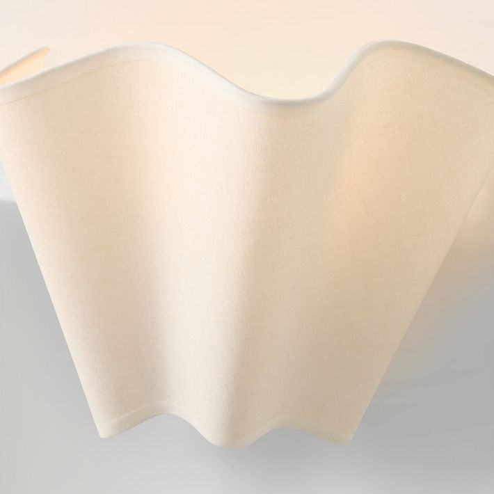 Aplique de pared festoneado Oslan - Pantalla clásica de lino con acento moderno