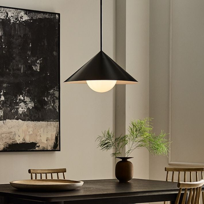 Lámpara colgante cónica de metal Brivana: diseño minimalista moderno para comedores