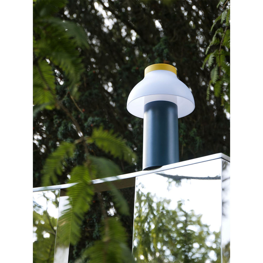 Moderne tragbare Tischlampe – minimalistisches, wiederaufladbares Licht für Innen- und Außenbereich