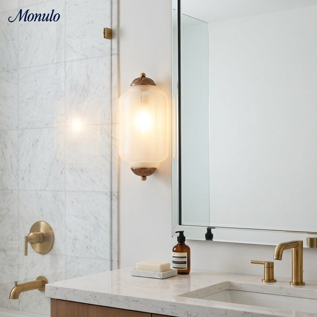 Aplique de pared Eloise vintage de vidrio lechoso festoneado: iluminación de acento moderna para baño y dormitorio