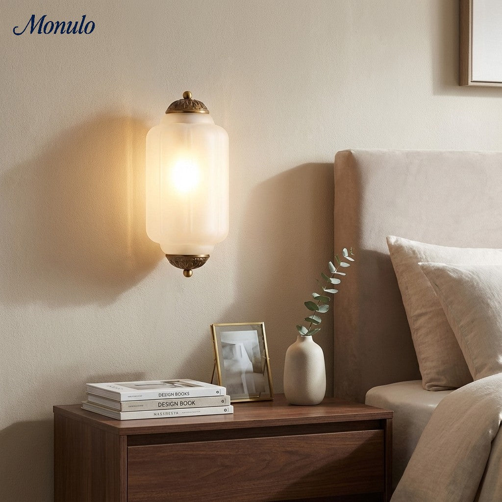 Aplique de pared Eloise vintage de vidrio lechoso festoneado: iluminación de acento moderna para baño y dormitorio