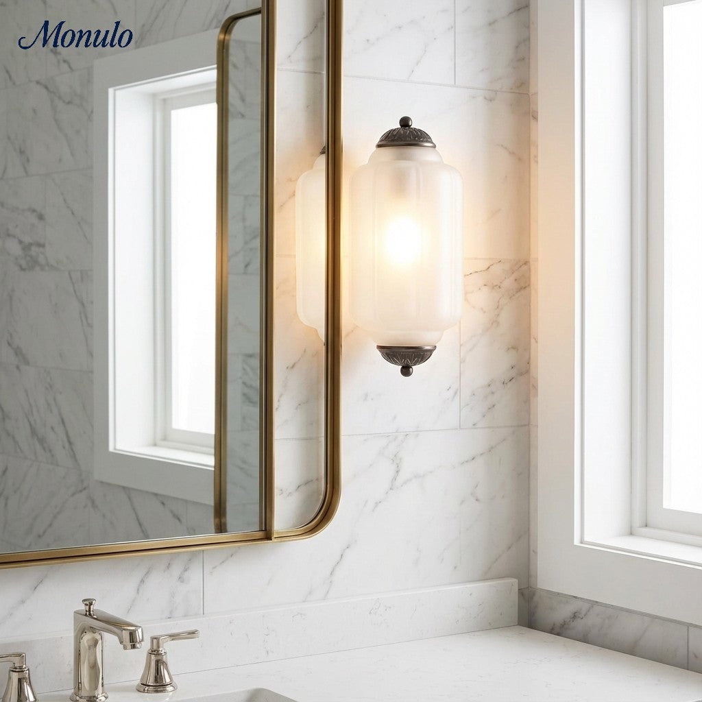 Aplique de pared Eloise vintage de vidrio lechoso festoneado: iluminación de acento moderna para baño y dormitorio