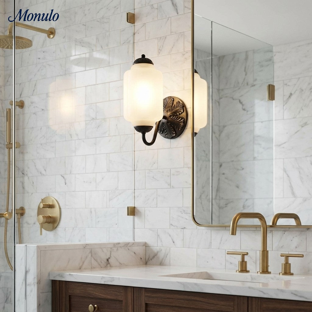 Aplique de pared Eloise vintage de vidrio lechoso festoneado: iluminación de acento moderna para baño y dormitorio