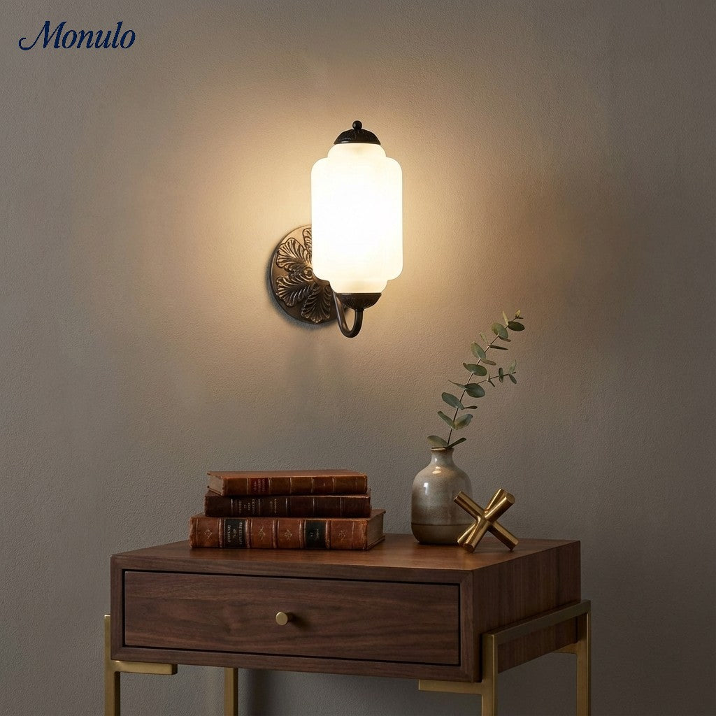 Aplique de pared Eloise vintage de vidrio lechoso festoneado: iluminación de acento moderna para baño y dormitorio