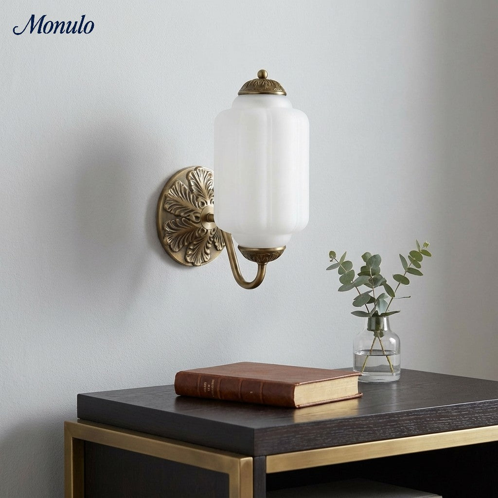 Aplique de pared Eloise vintage de vidrio lechoso festoneado: iluminación de acento moderna para baño y dormitorio