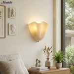 Bild in Gallery-Viewer laden, Bellina Elegante Florale Glas-Wandlampe – Moderne Messing-Wandlampe für Schlafzimmer &amp; Flur