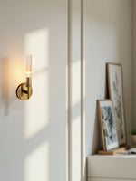 Cargar imagen en el visor de la Galería, Aplique de pared de tubo de vidrio Bravira - Iluminación clásica de tubo de latón acanalado
