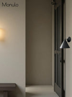 Cargar imagen en el visor de la Galería, Aplique de pared cónico de metal Brivana: aplique de pared moderno para exteriores con pantalla cónica
