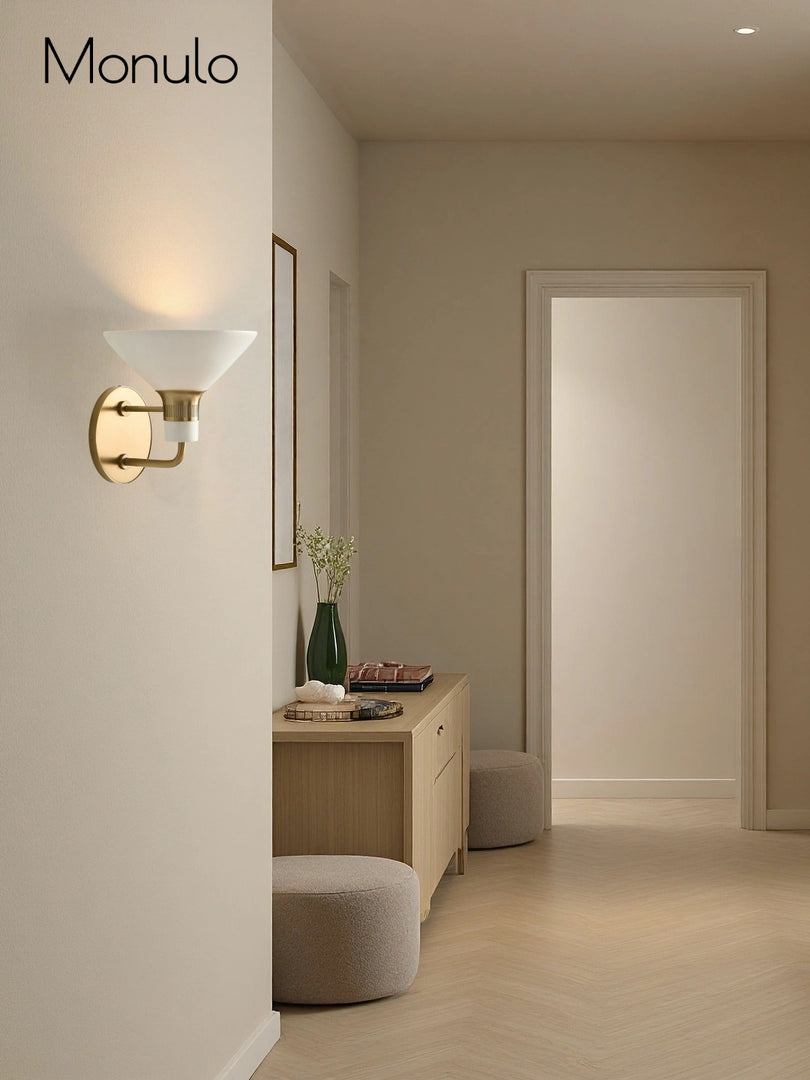 Applique murale conique en porcelaine Calvor - Élégant luminaire en céramique et laiton