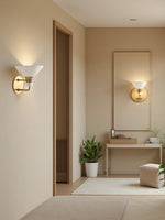 Charger l&#39;image dans la visionneuse de galerie, Applique murale conique en porcelaine Calvor - Élégant luminaire en céramique et laiton
