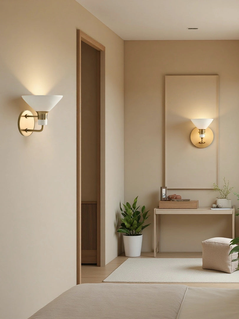 Applique murale conique en porcelaine Calvor - Élégant luminaire en céramique et laiton
