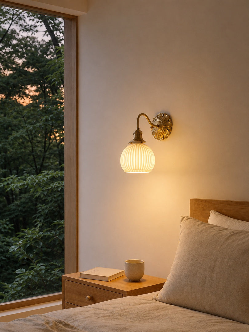 Curvona gerippte Keramik-Wandleuchte mit gebogenem Arm - moderne Innenakzentbeleuchtung für Schlafzimmer, Wohnzimmer, Flur