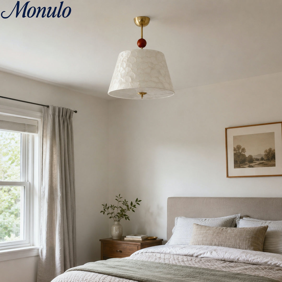 Lámpara de techo vintage con pantalla texturizada de concha para iluminación de acento en dormitorio