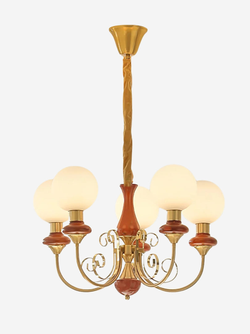 Elegante lámpara de araña con brazos curvos e iluminación ambiental.