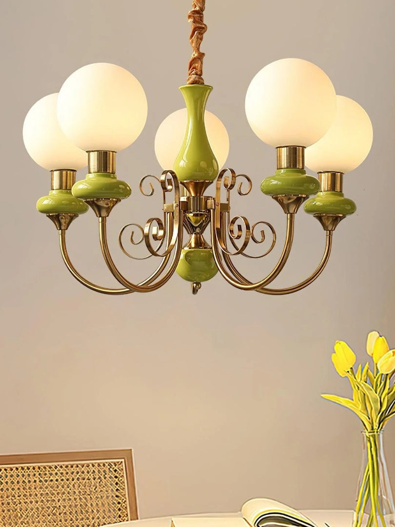 Elegante lámpara de araña con brazos curvos e iluminación ambiental.