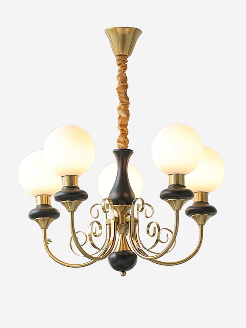 Elegante lámpara de araña con brazos curvos e iluminación ambiental.