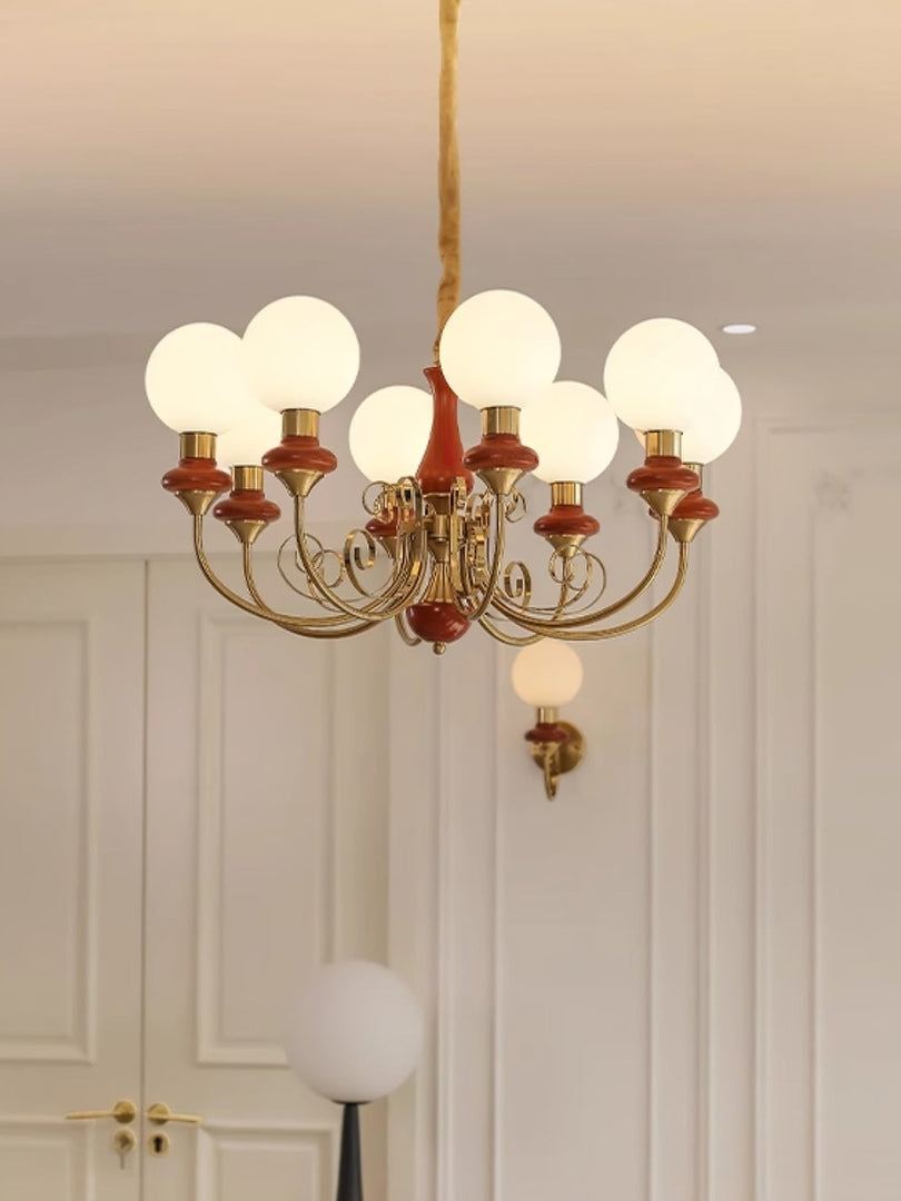 Elegante lámpara de araña con brazos curvos e iluminación ambiental.