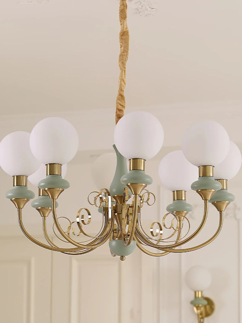 Elegante lámpara de araña con brazos curvos e iluminación ambiental.