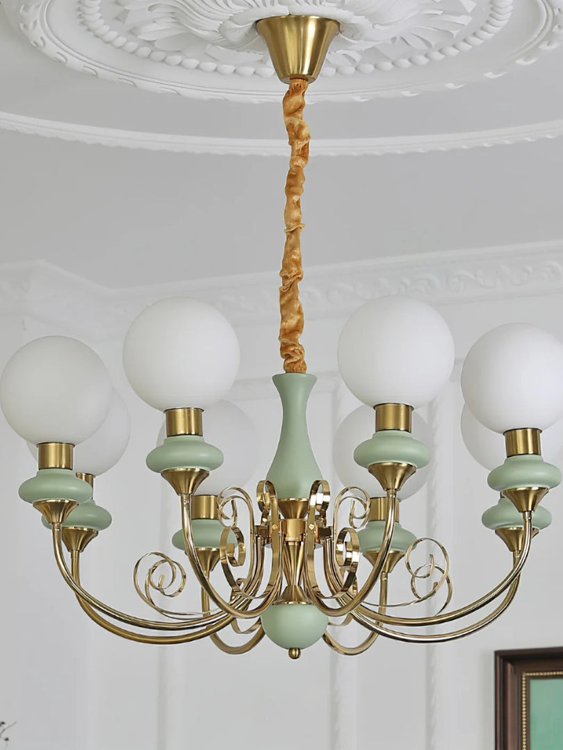 Elegante lámpara de araña con brazos curvos e iluminación ambiental.