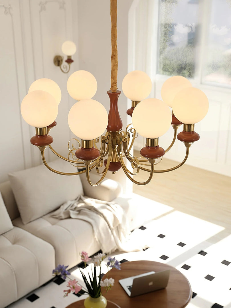 Elegante lámpara de araña con brazos curvos e iluminación ambiental.