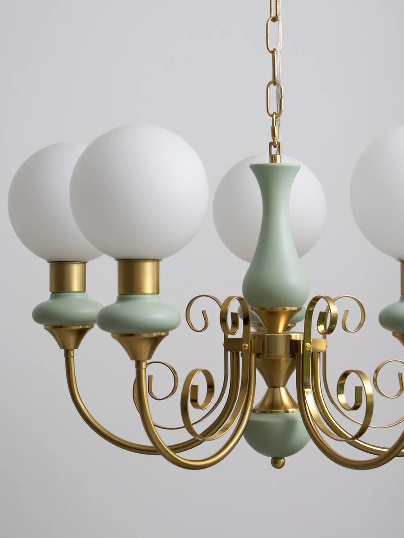 Elegante lámpara de araña con brazos curvos e iluminación ambiental.