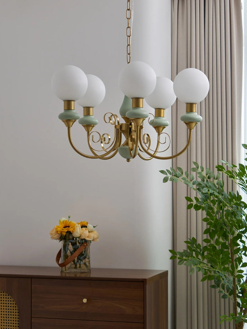 Elegante lámpara de araña con brazos curvos e iluminación ambiental.