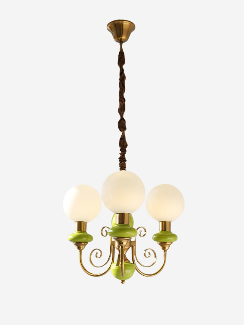 Elegante lámpara de araña con brazos curvos e iluminación ambiental.