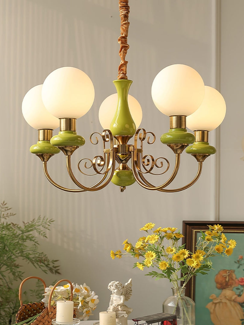 Elegante lámpara de araña con brazos curvos e iluminación ambiental.