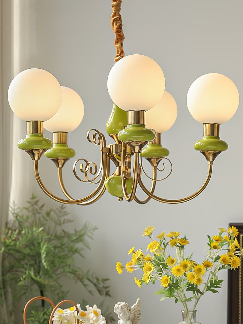 Elegante lámpara de araña con brazos curvos e iluminación ambiental.