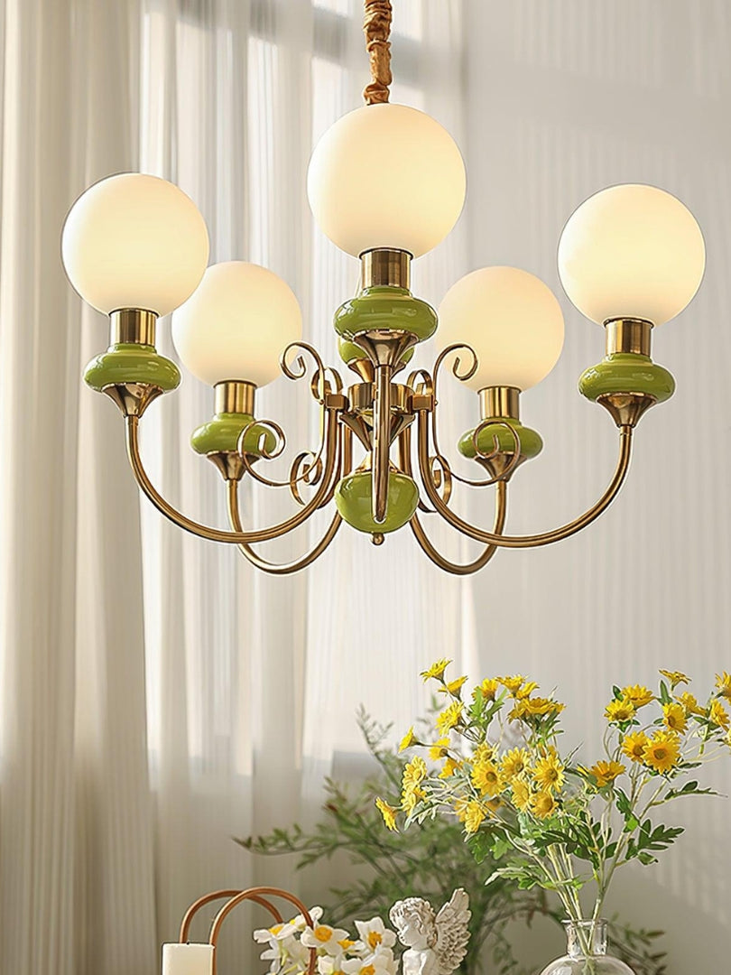 Elegante lámpara de araña con brazos curvos e iluminación ambiental.
