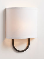 Cargar imagen en el visor de la Galería, Lámpara de pared con pantalla de tela: aplique moderno para dormitorio con una iluminación acogedora 

