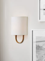 Cargar imagen en el visor de la Galería, Lámpara de pared con pantalla de tela: aplique moderno para dormitorio con una iluminación acogedora 
