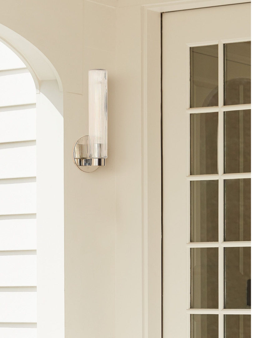Aplique de pared moderno Rivora de vidrio estriado para interiores y exteriores. Ideal para la decoración del hogar.