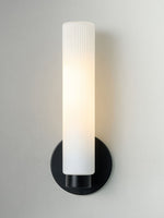 Cargar imagen en el visor de la Galería, Aplique de pared moderno Rivora de vidrio estriado para interiores y exteriores. Ideal para la decoración del hogar.
