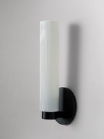 Cargar imagen en el visor de la Galería, Aplique de pared moderno Rivora de vidrio estriado para interiores y exteriores. Ideal para la decoración del hogar.
