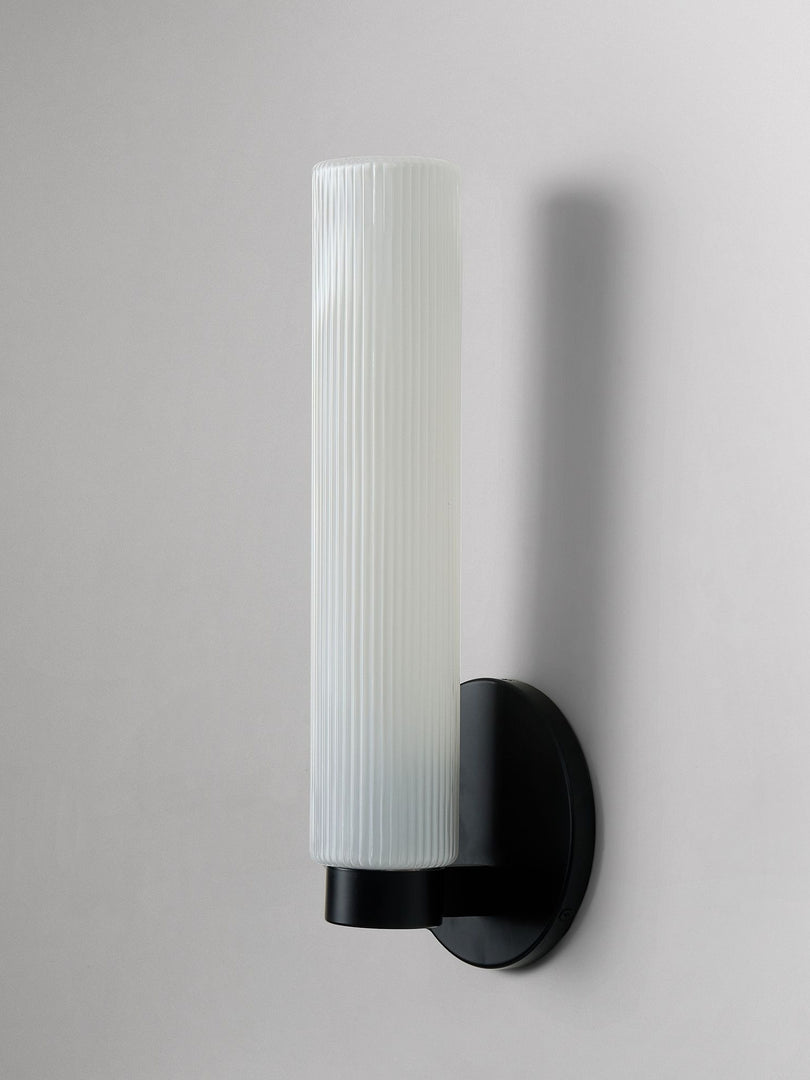 Aplique de pared moderno Rivora de vidrio estriado para interiores y exteriores. Ideal para la decoración del hogar.
