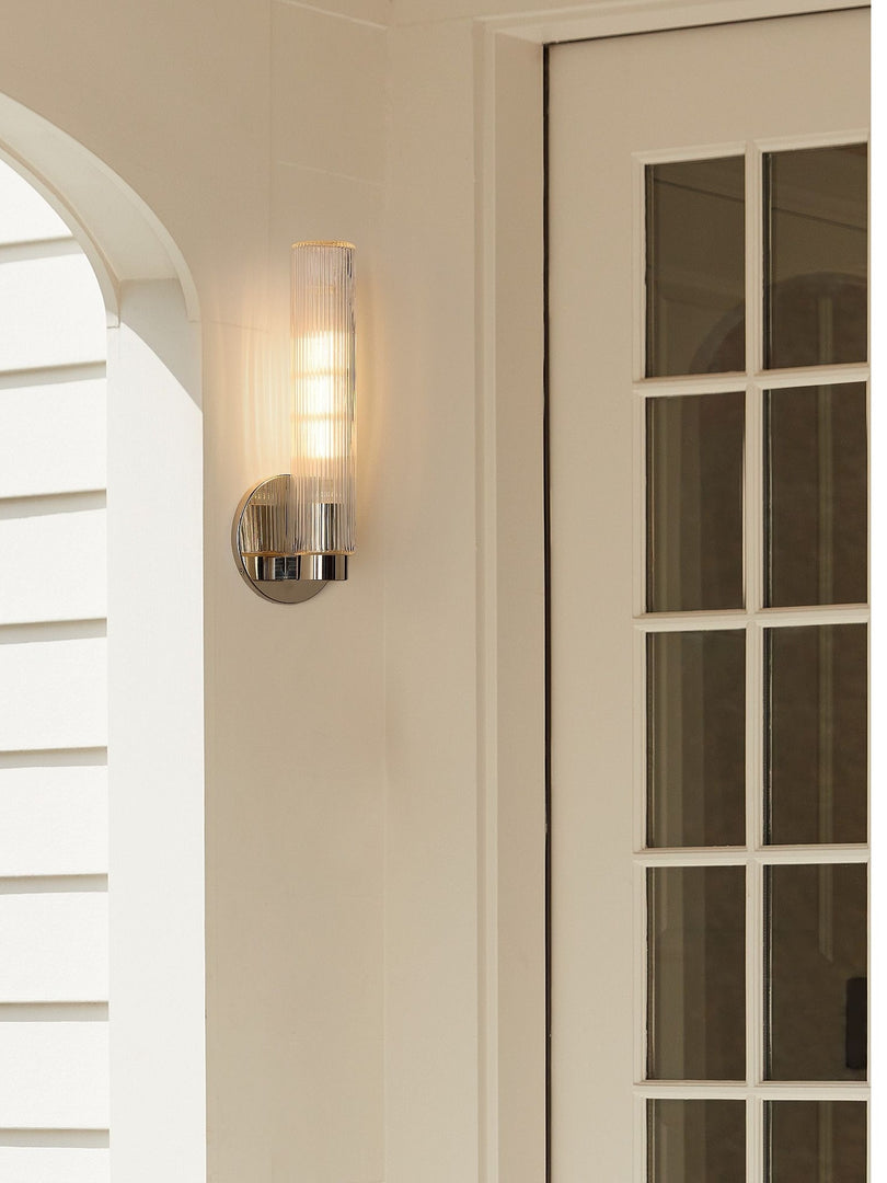 Aplique de pared moderno Rivora de vidrio estriado para interiores y exteriores. Ideal para la decoración del hogar.