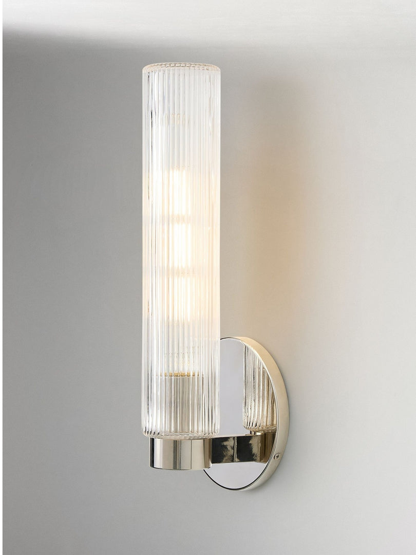 Aplique de pared moderno Rivora de vidrio estriado para interiores y exteriores. Ideal para la decoración del hogar.