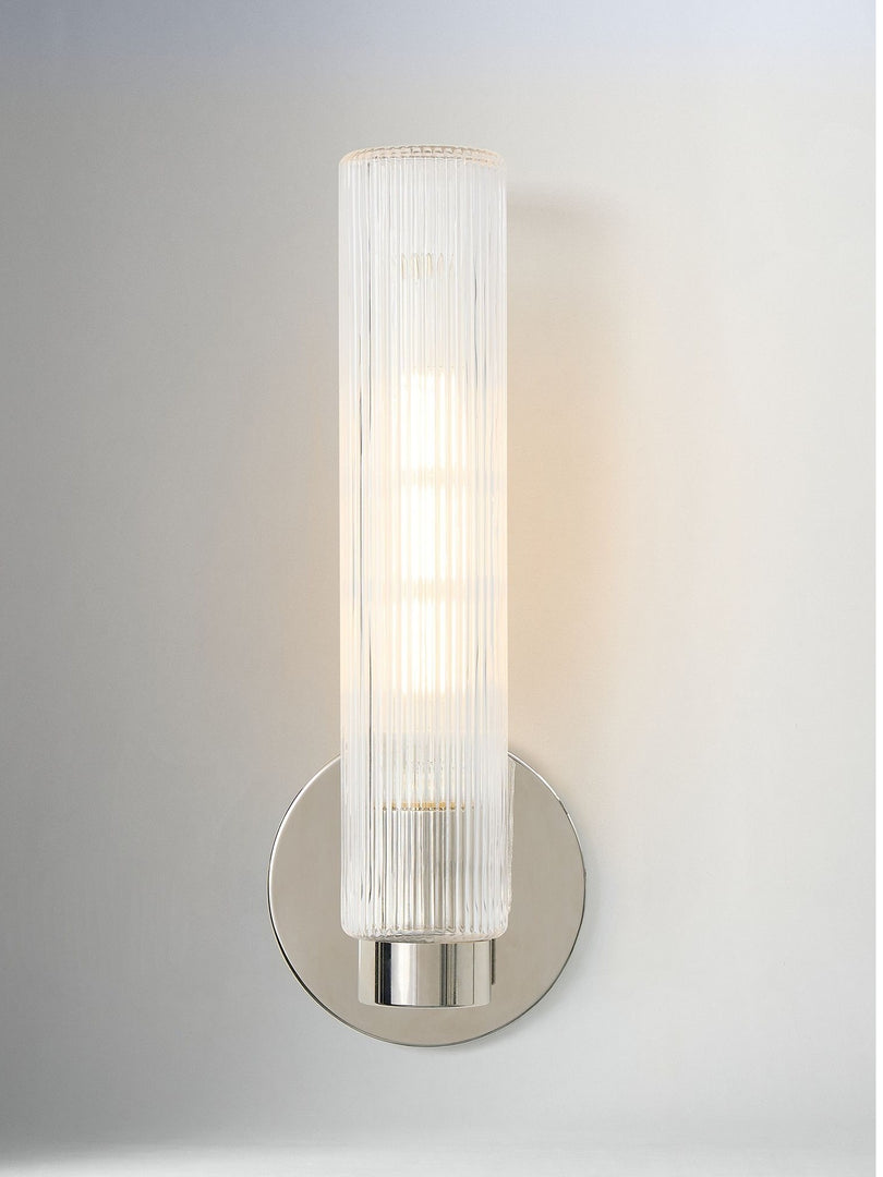 Aplique de pared moderno Rivora de vidrio estriado para interiores y exteriores. Ideal para la decoración del hogar.