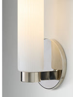 Cargar imagen en el visor de la Galería, Aplique de pared moderno Rivora de vidrio estriado para interiores y exteriores. Ideal para la decoración del hogar.
