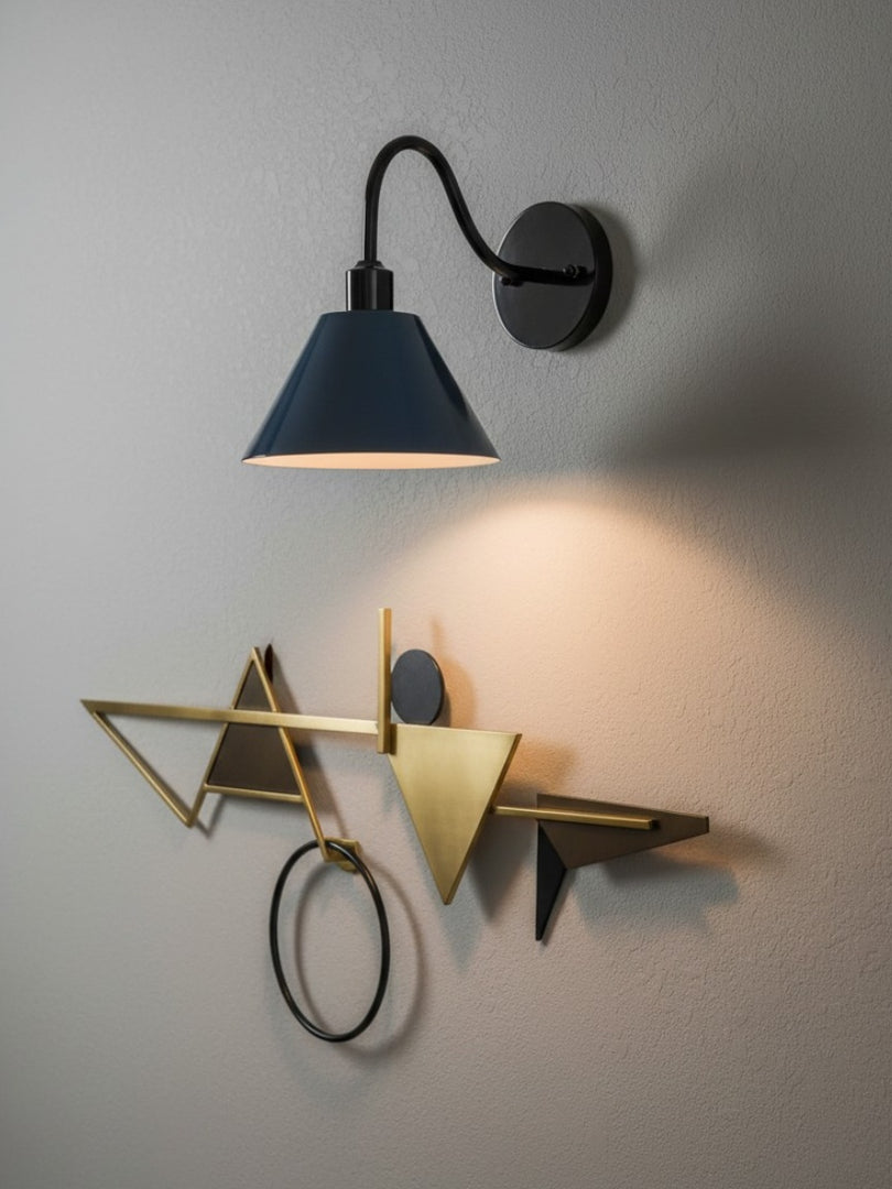 Aplique industrial moderno cónico con silueta de metal limpio