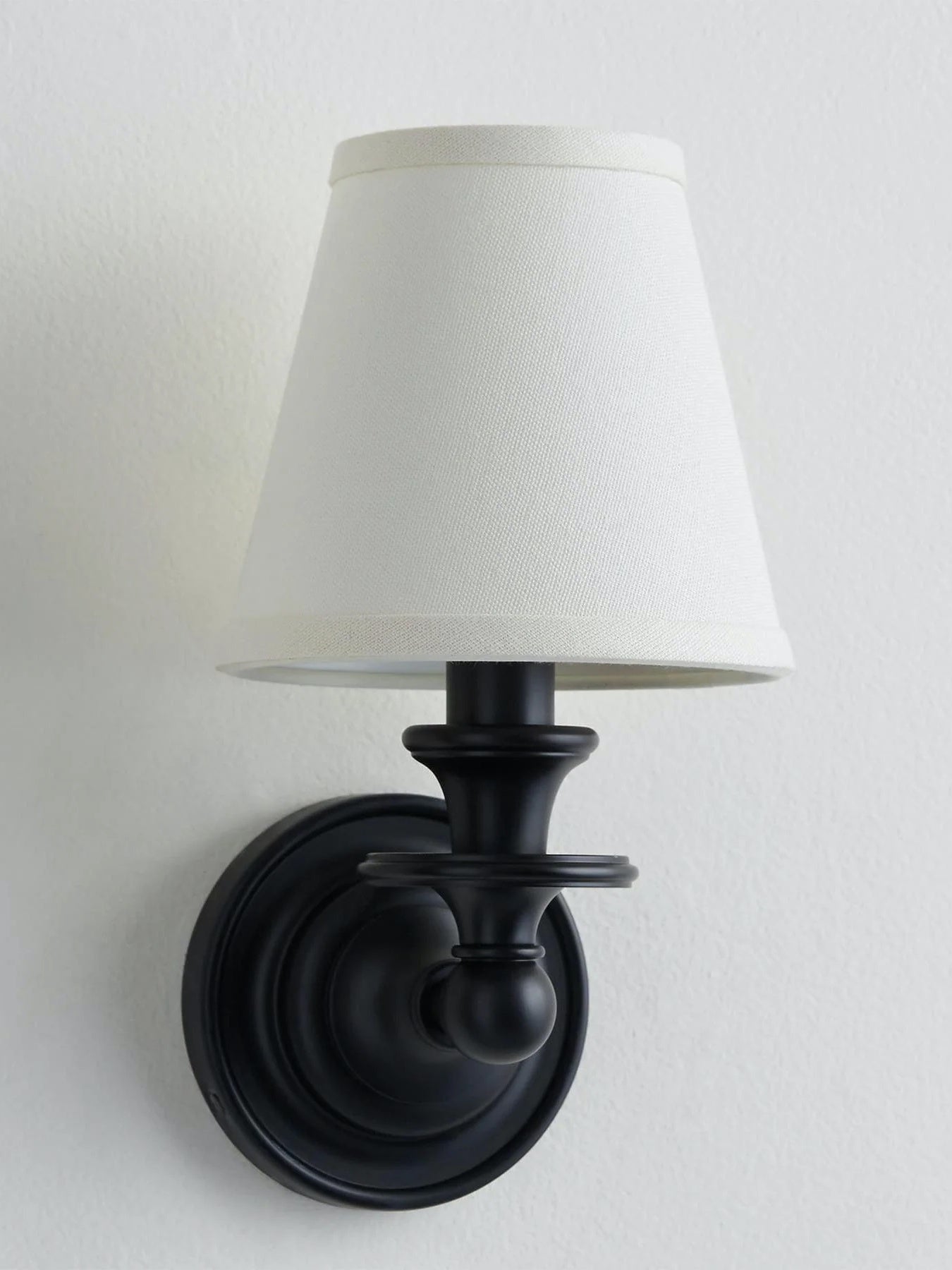 Kalvora Drum Shade Wall Sconce – Fabric Sconce Light for Cozy Cottage Lighting