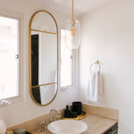 Cargar imagen en el visor de la Galería, Lámpara colgante Lumivelle con pantalla de cristal escultórica: lámpara moderna para cocina y comedor.