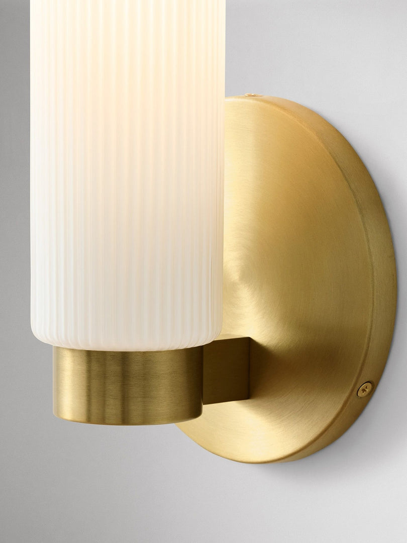 Aplique de pared moderno Rivora de vidrio estriado para interiores y exteriores. Ideal para la decoración del hogar.