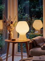 Charger l'image dans la visionneuse de galerie, Lampe de table moderne Rivrona en verre côtelé – Éclairage d'accent design pour chambre et salon