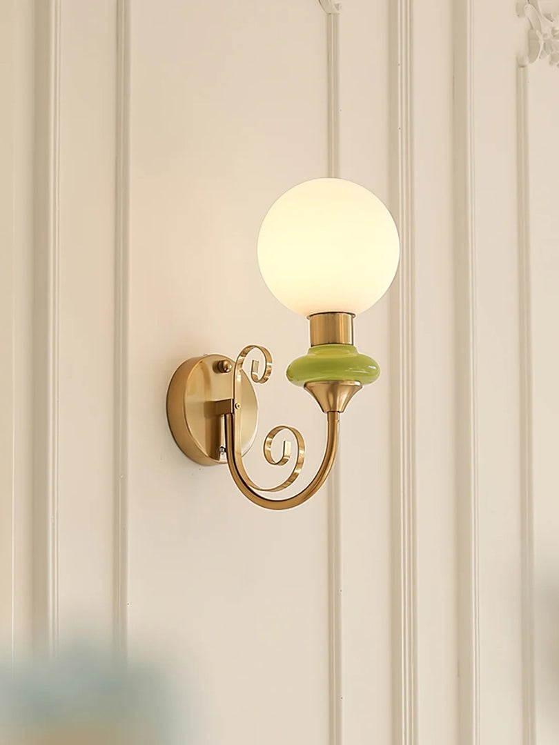 Lámpara de pared escultural con un brillo ambiental refinado
