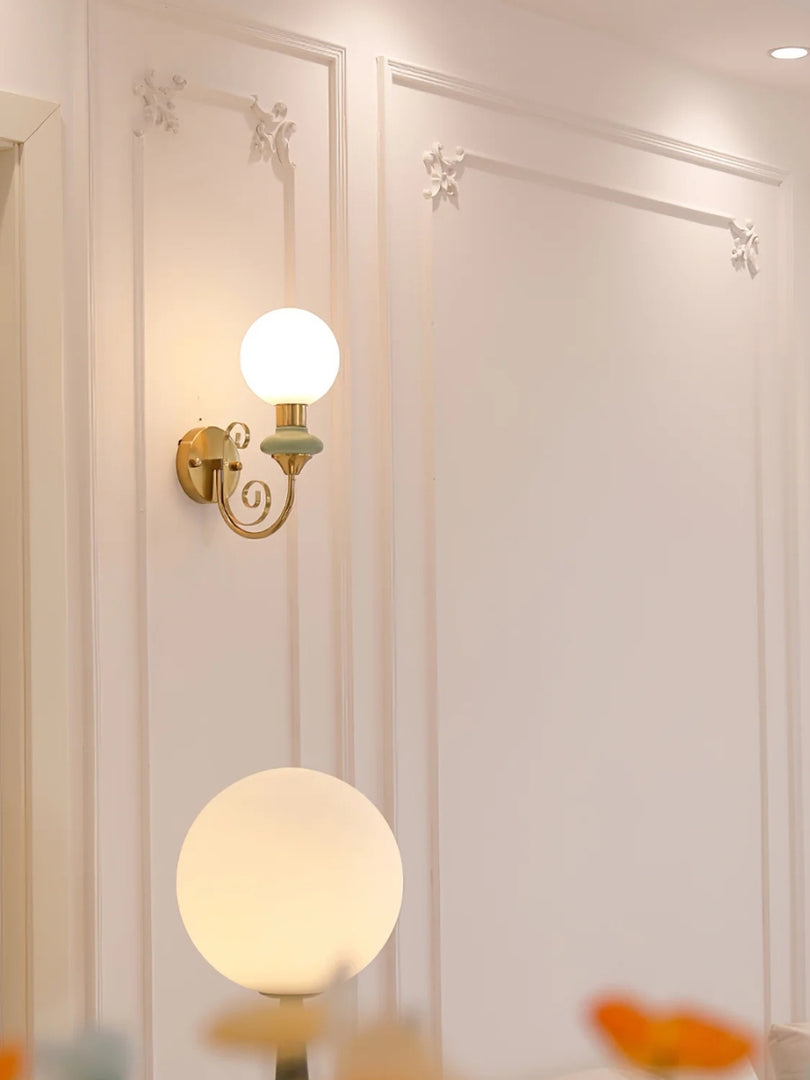 Lámpara de pared escultural con un brillo ambiental refinado