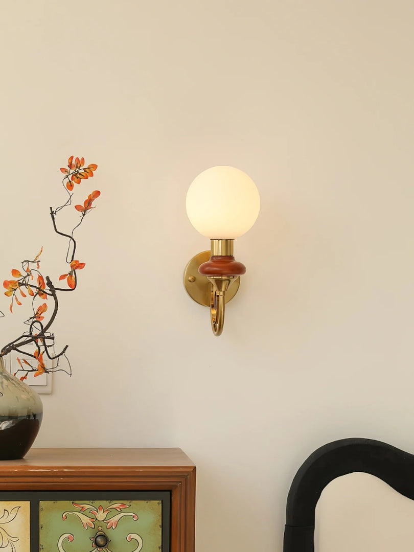 Lámpara de pared escultural con un brillo ambiental refinado