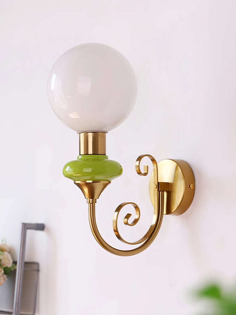 Lámpara de pared escultural con un brillo ambiental refinado